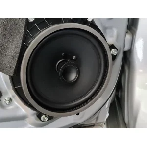 Altavoces Focal IC165TOY instalados en Totota Corolla Hybrid