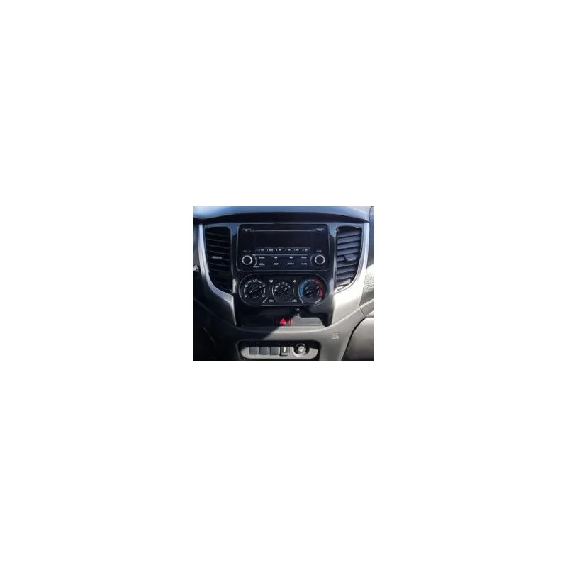 Radio OEM Mitsubishi L 200 años 2015 2022, con clima manual.