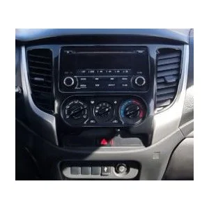 Radio OEM Mitsubishi L 200 años 2015 2022, con clima manual.