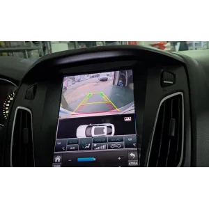 Pantalla radio Ford Focus mostrando imagen cámara marcha atrás y asistencia aparcamiento
