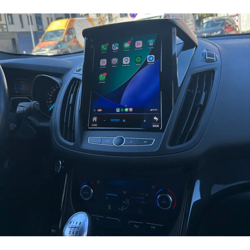 Apple CarPlay inalámbrico en funcionamiento en el radio navegador tipo Tesla para Ford Kuga, con acceso a WhatsApp y Spotify