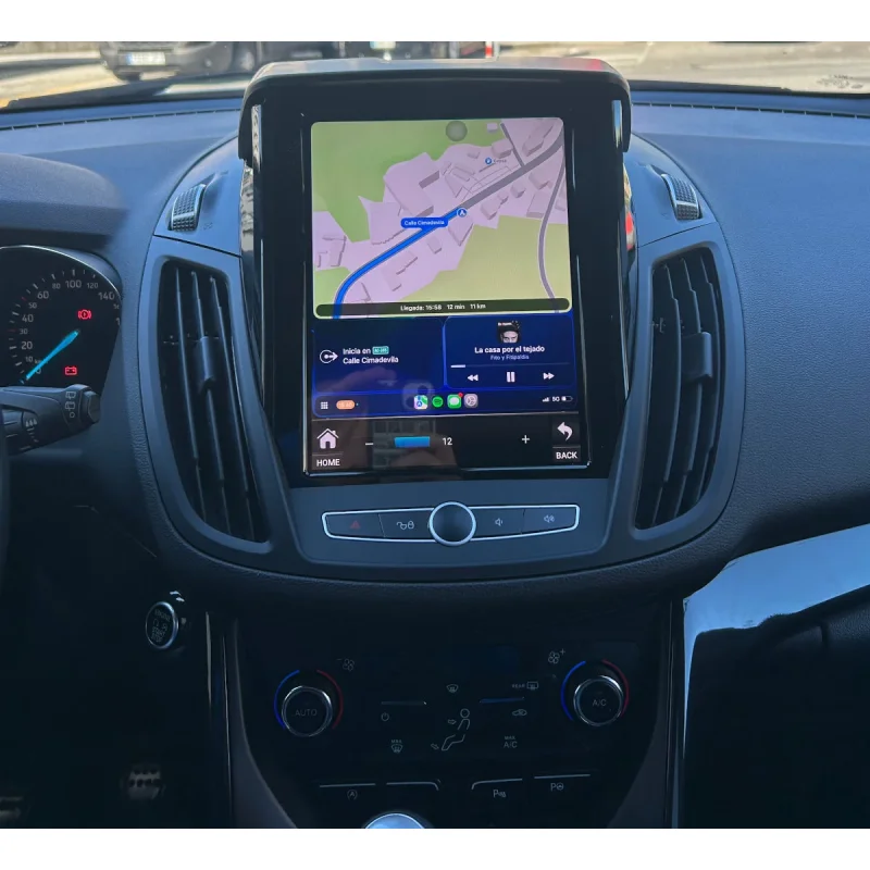 Navegador GPS y reproductor de música en pantalla dividida en la radio Android instalada en el salpicadero de un Ford Kuga
