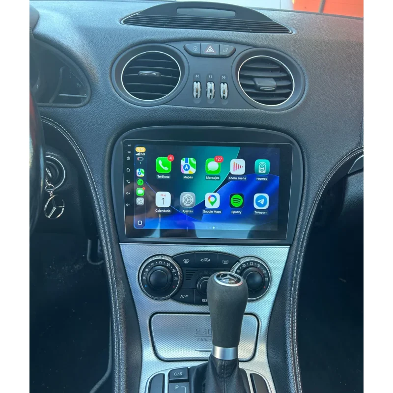 Navegación GPS con Google Maps y reproductor multimedia en pantalla dividida instalada en el salpicadero de un Mercedes SL R230.