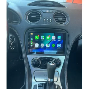 Navegación GPS con Google Maps y reproductor multimedia en pantalla dividida instalada en el salpicadero de un Mercedes SL R230.