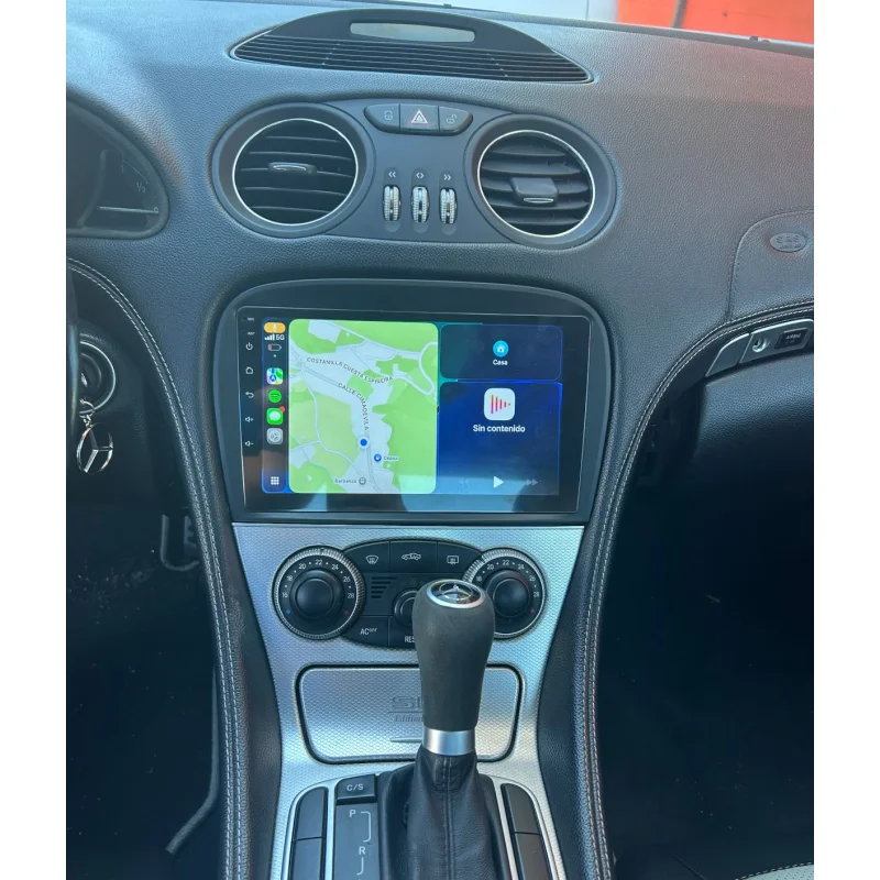 Navegación GPS con Google Maps y reproductor multimedia en pantalla dividida instalada en el salpicadero de un Mercedes SL R230.
