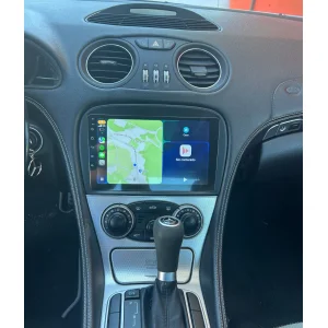 Navegación GPS con Google Maps y reproductor multimedia en pantalla dividida instalada en el salpicadero de un Mercedes SL R230.