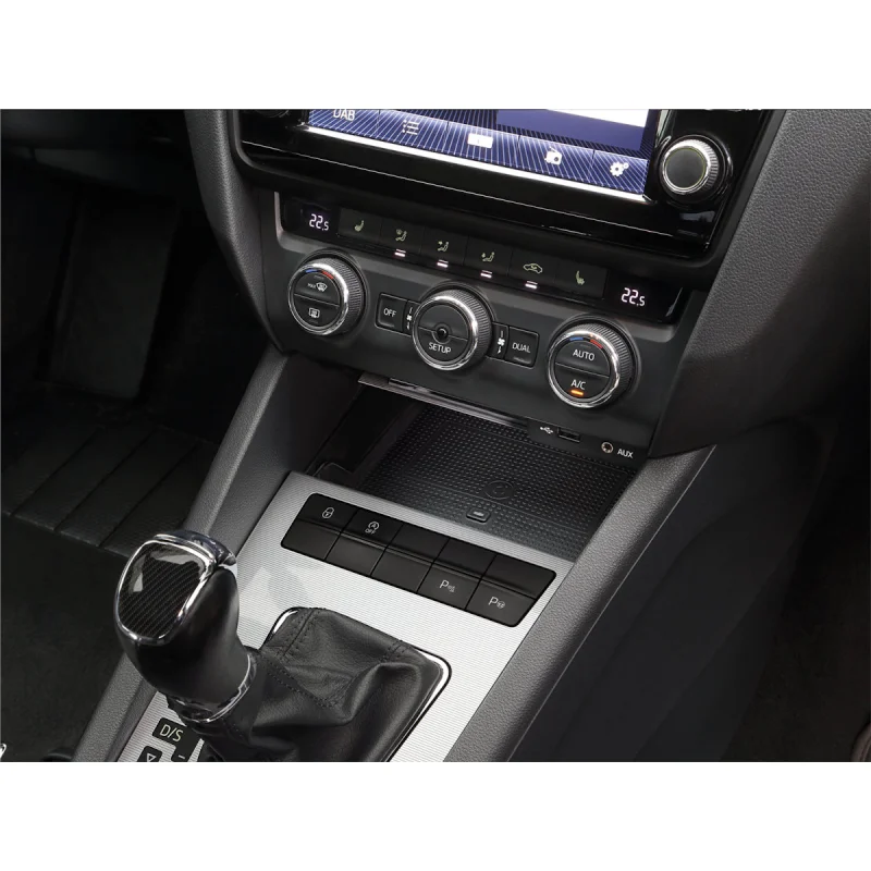 Instalacion base INBAY cargador inalambrico consola Skoda Octavia