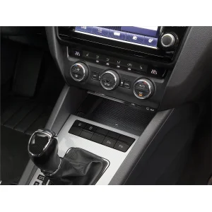 Instalacion base INBAY cargador inalambrico consola Skoda Octavia