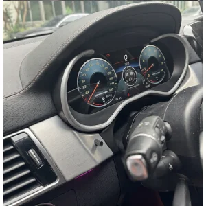 Cuadro de instrumentos digital HD encendido en el salpicadero de un Mercedes Benz ML GL GLE o GLS serie W166 X166