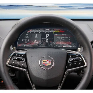 Velocímetro digital HD de alta resolución encendido en salpicadero Cadillac