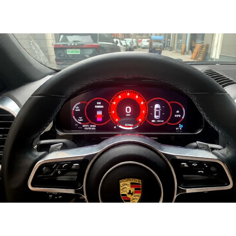 Velocímetro digital HD encendido en el salpicadero de un Porsche Panamera 2010-2016
