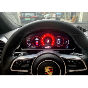 Velocímetro digital HD encendido en el salpicadero de un Porsche Panamera 2010-2016