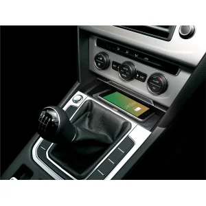 Base de carga inductiva INBAY instalada en el compartimento de un VW Passat B8