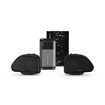 Detalle frontal del amplificador M5-800X4, la placa de montaje y los altavoces TMS6RG del kit Stage 2 para Harley-Davidson