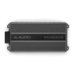Vista superior del chasis de aluminio del amplificador marino JL Audio MX600/3 de 600W.