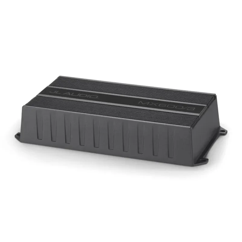 Perspectiva del amplificador marino resistente al agua IPX7 JL Audio MX600/3 para barcos y ATV.