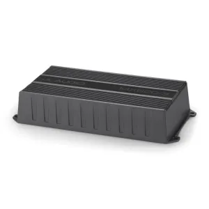 Perspectiva del amplificador marino resistente al agua IPX7 JL Audio MX600/3 para barcos y ATV.