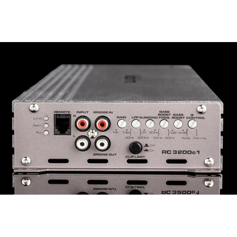Vista de los conectores de entrada del amplificador Gladen audio RC 3200c1, amplificador mono canal digital, clase D