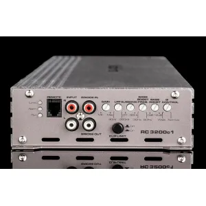 Vista de los conectores de entrada del amplificador Gladen audio RC 3200c1, amplificador mono canal digital, clase D