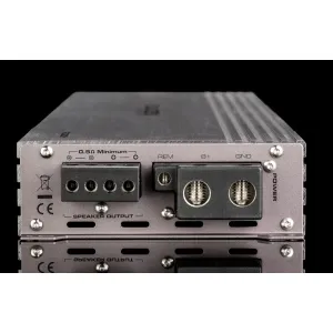 Vista de los conectores de salida del amplificador Gladen audio RC 3200c1, amplificador mono canal digital, clase D