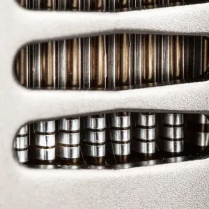 Primer plano del diafragma plegado con tecnología Air Motion Transformer del tweeter Gladen Aerospace 60 AMT.