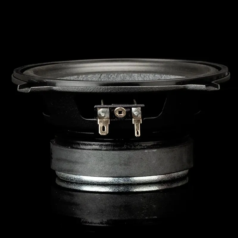 Vista lateral del woofer incluido en el kit Gladen Gamma 130.2