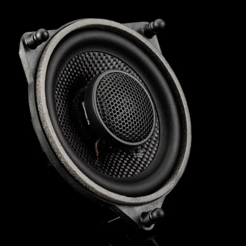 Vista lateral del frontal de los altavoces coaxiales Gladen 100 MB-DX para Mercedes Benz Clase C W205
