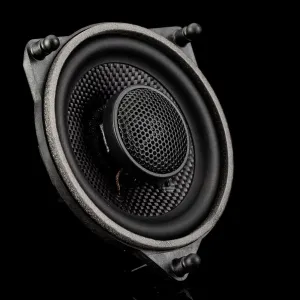 Vista lateral del frontal de los altavoces coaxiales Gladen 100 MB-DX para Mercedes Benz Clase C W205