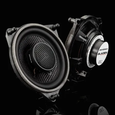 Vista de la parte trasera y frontal de los altavoces coaxiales Gladen 100 MB-DX para Mercedes Benz Clase C W205