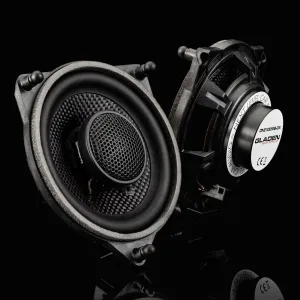 Vista de la parte trasera y frontal de los altavoces coaxiales Gladen 100 MB-DX para Mercedes Benz Clase C W205