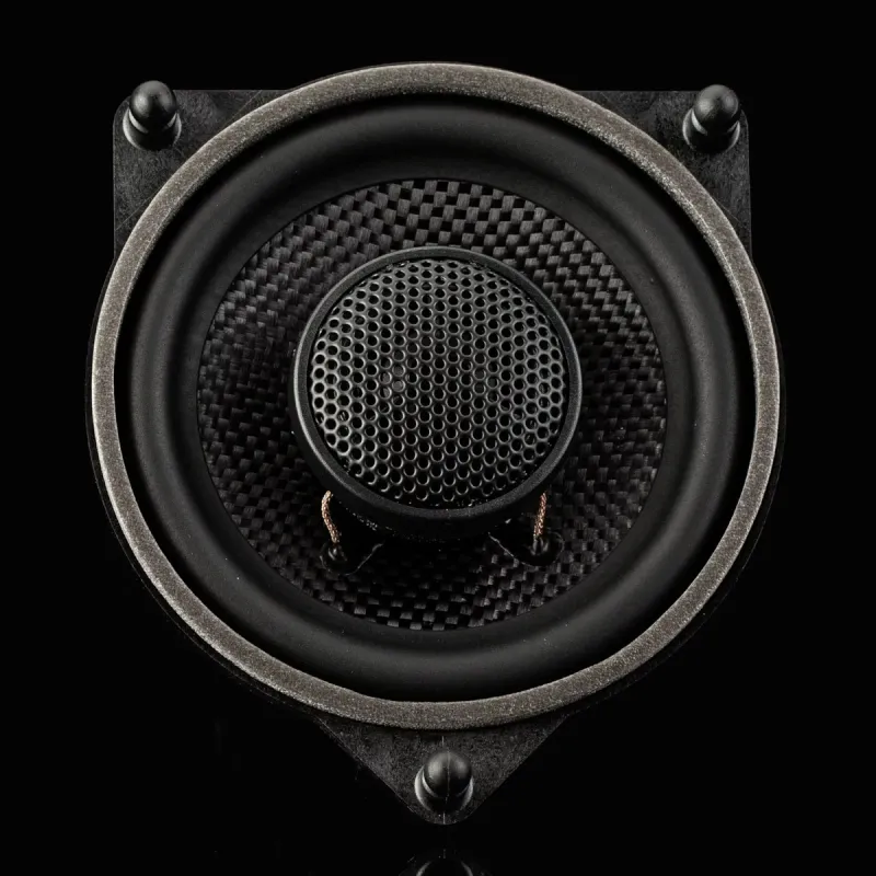 Vista lateral del frontal de los altavoces coaxiales Gladen 100 MB-DX mostrando en detalle el tweeter