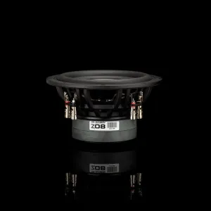 Vista lateral del subwoofer Gladen Zeta 08 mostrando sus conectores