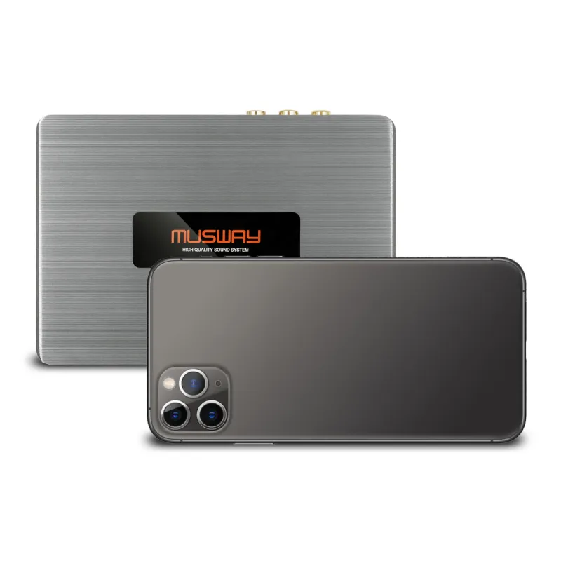 Comparación del tamaño con un dispositivo móvil del amplificador con DSP Musway M5-512K