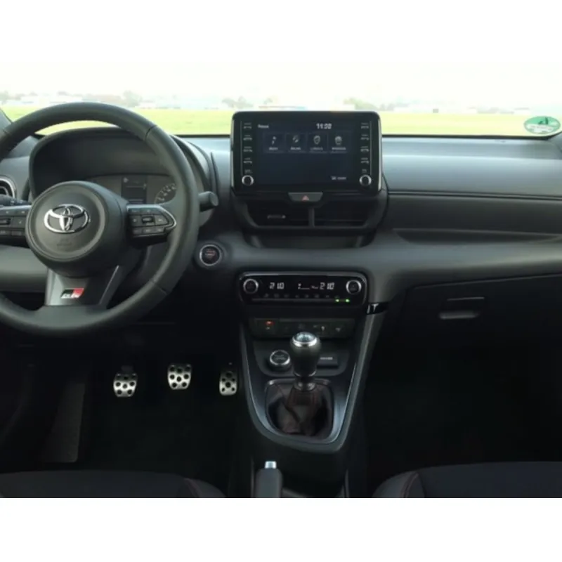 Salpicadero compatible con la instalación de la pantalla Android para Toyota Yaris.