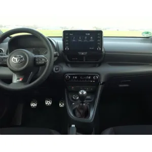 Salpicadero compatible con la instalación de la pantalla Android para Toyota Yaris.