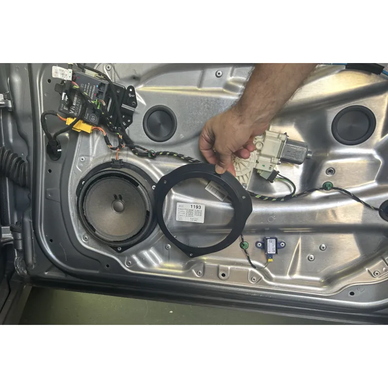 Vista del aro adaptador al lado del altavoz de un mercedes clase E W212
