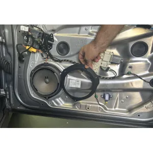 Vista del aro adaptador al lado del altavoz de un mercedes clase E W212