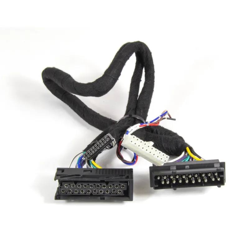 Vista del cable adaptador para amplificadores d8 en sistemas BMW Harman Kardon y Logic7