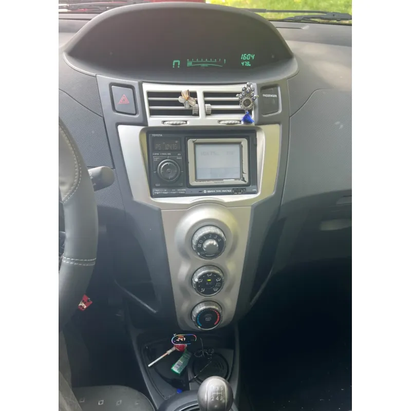Salpicadero compatible con la instalación del marco para radio Toyota Yaris