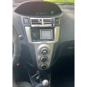 Salpicadero compatible con la instalación del marco para radio Toyota Yaris