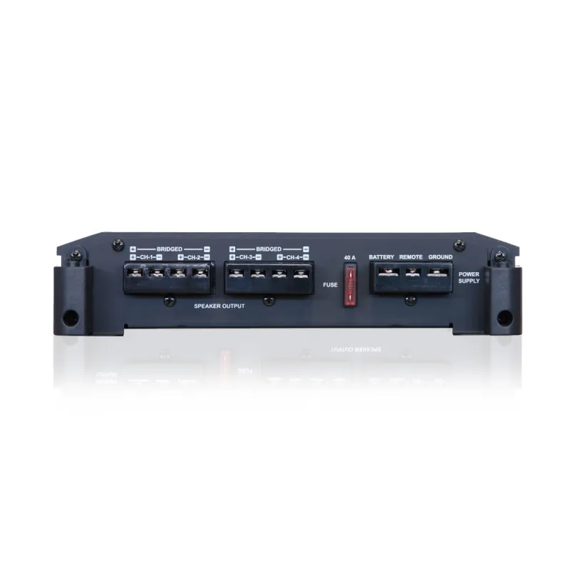 Terminales de alimentación, fusible de 40A y salidas de altavoz del Alpine BBX-F1200