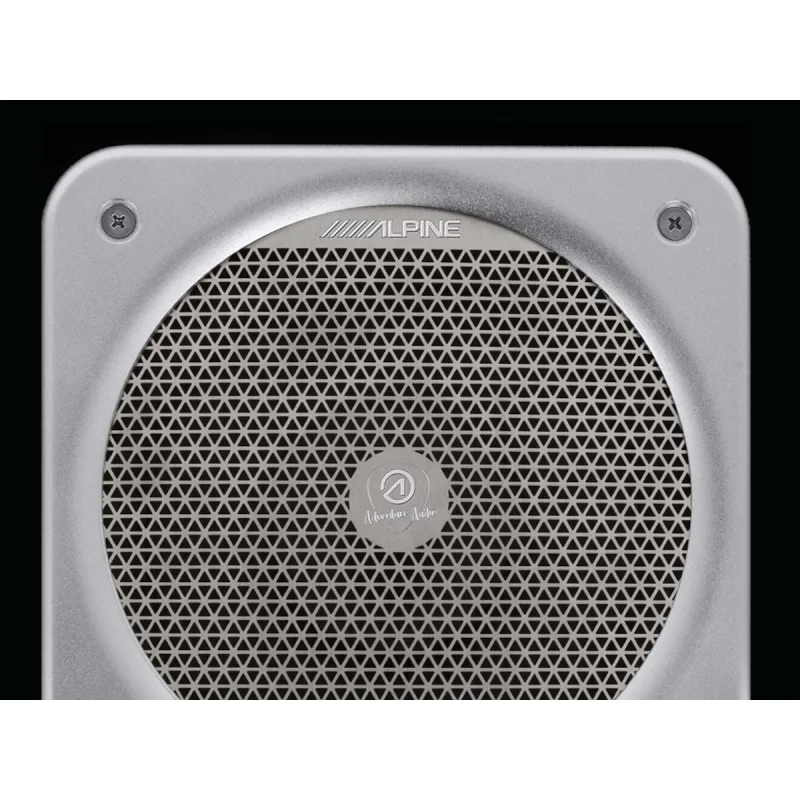 Detalle de la rejilla de acero del subwoofer Alpine SWC-D84L Adventure Audio