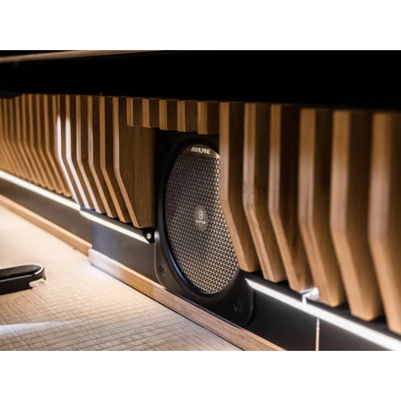 Subwoofer Alpine SWC-D84L instalado en mueble de autocaravana o camper