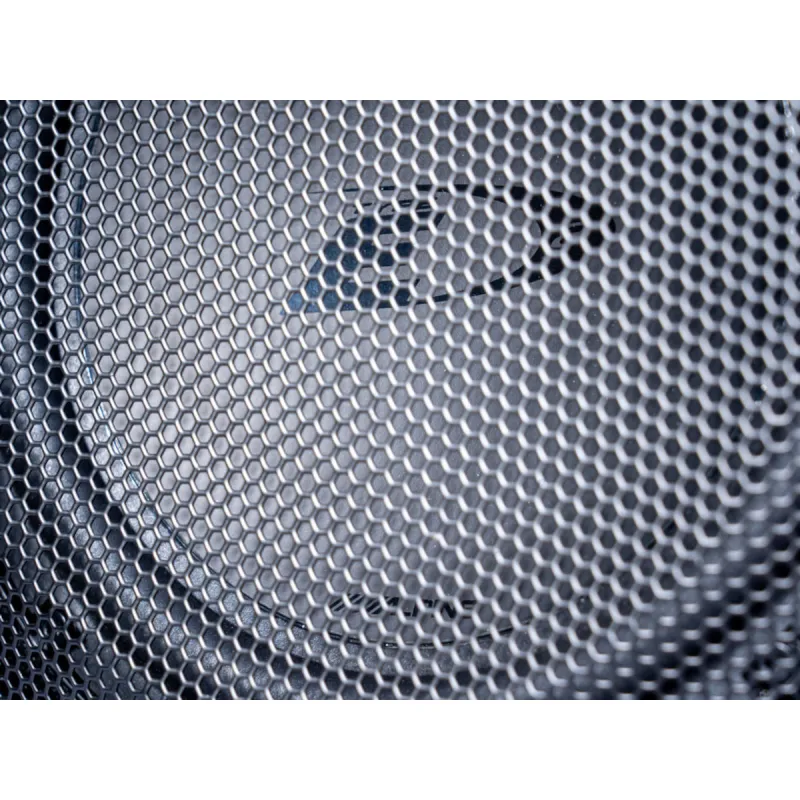 Detalle de la rejilla del subwoofer Alpine SWC-W84S907 de 8 pulgadas
