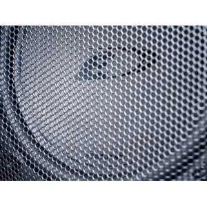 Detalle de la rejilla del subwoofer Alpine SWC-W84S907 de 8 pulgadas