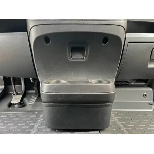 Subwoofer Alpine SWC-D84DU instalado bajo salpicadero en Fiat Ducato 8 y 9