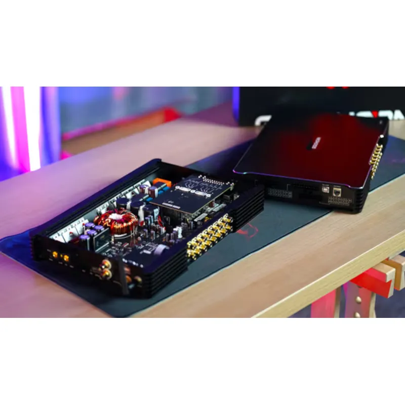 Goldhorn AB218 amplificador DSP A2B con tapa abierta y salidas RCA para sistema Car Audio