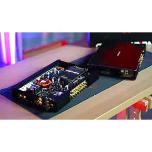 Goldhorn AB218 amplificador DSP A2B con tapa abierta y salidas RCA para sistema Car Audio